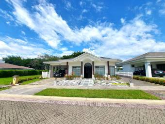 Se vende casa con amplio patio en La Guácima Alajuela 24-919