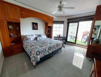 Se vende casa con amplio patio en La Guácima Alajuela 24-919