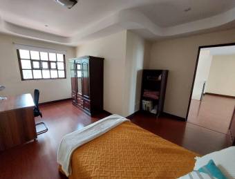 Se vende casa con amplio patio en San Miguel Heredia 26-693