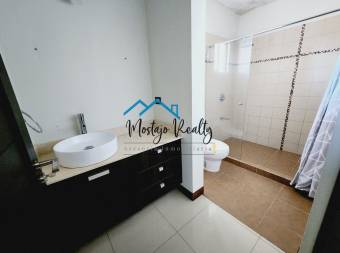 Venta de apartamento amplio en Condominio, San Antonio de Escazú