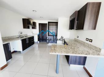 Venta de apartamento amplio en Condominio, San Antonio de Escazú