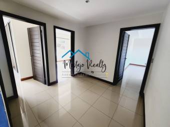 Venta de apartamento amplio en Condominio, San Antonio de Escazú