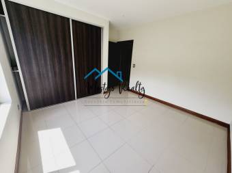 Venta de apartamento amplio en Condominio, San Antonio de Escazú