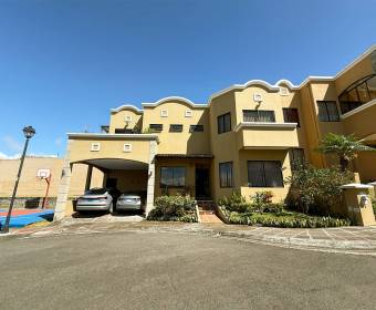 House for sale in Cartago, in a gated community across from the TEC 