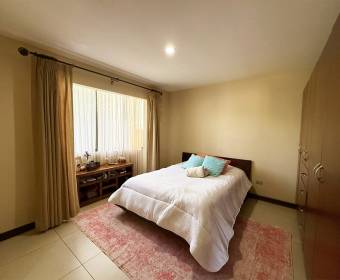 House for sale in Cartago, in a gated community across from the TEC 