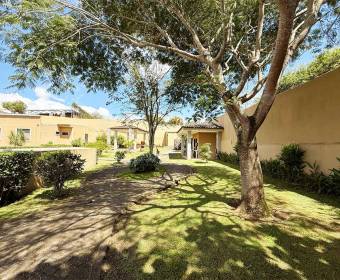 House for sale in Cartago, in a gated community across from the TEC 