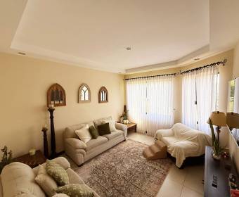 House for sale in Cartago, in a gated community across from the TEC 