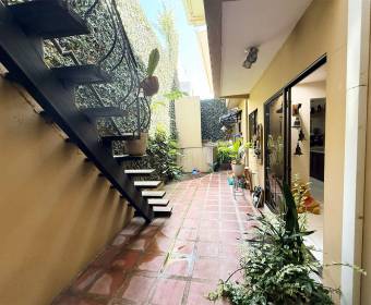 House for sale in Cartago, in a gated community across from the TEC 