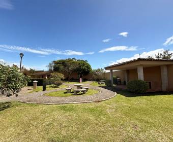 House for sale in Cartago, in a gated community across from the TEC 