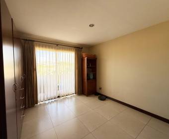 House for sale in Cartago, in a gated community across from the TEC 