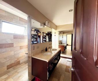 House for sale in Cartago, in a gated community across from the TEC 