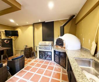 House for sale in Cartago, in a gated community across from the TEC 