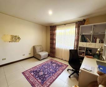 House for sale in Cartago, in a gated community across from the TEC 