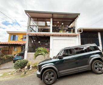 House for sale in Montes de Oca, in a gated community with a single access point.