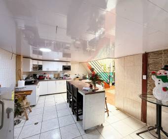 House for sale in Montes de Oca, in a gated community with a single access point. House for sale in Montes de Oca, in a gated community with a single access point.