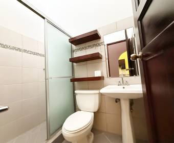 House for sale in San Pablo de Heredia, in a gated community with private access.