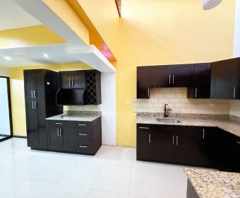 House for sale in San Pablo de Heredia, in a gated community with private access.