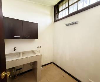 House for sale in San Pablo de Heredia, in a gated community with private access.