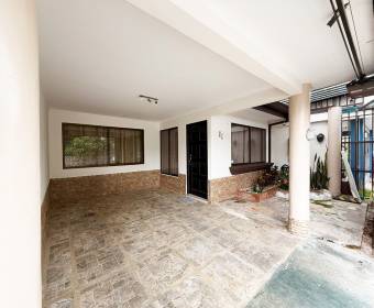 House for sale in San Pablo de Heredia, in a gated community with private access.