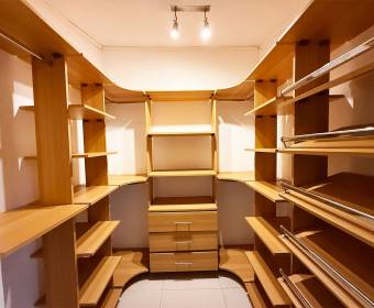 House for sale in San Pablo de Heredia, in a gated community with private access.