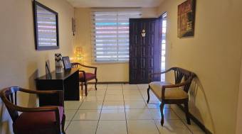 Se vende casa con patio en Mata de Plátano Goicoechea 26-1275