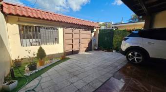 Se vende casa con patio en Mata de Plátano Goicoechea 26-1275
