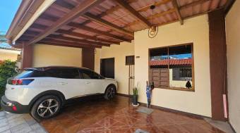 Se vende casa con patio en Mata de Plátano Goicoechea 26-1275