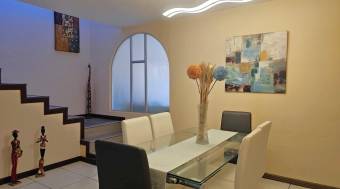 Se vende casa con patio en Mata de Plátano Goicoechea 26-1275