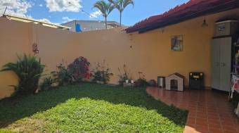 Se vende casa con patio en Mata de Plátano Goicoechea 26-1275