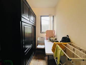 Se vende casa con patio en Flores Heredia 25-473