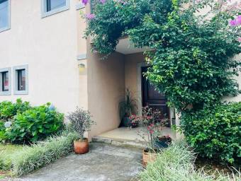 Se vende casa con patio en Flores Heredia 25-473