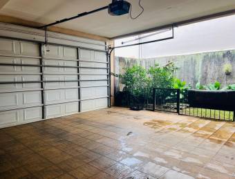 Se vende casa con patio en Flores Heredia 25-473