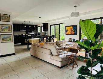 Se vende casa con patio en Flores Heredia 25-473