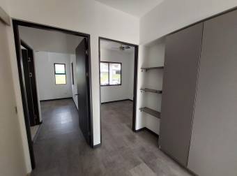 Se alquila casa a estrenar con platio amplio en San Rafael de Alajuela