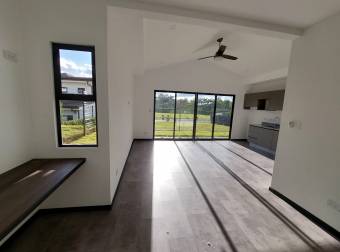 Se alquila casa a estrenar con platio amplio en San Rafael de Alajuela