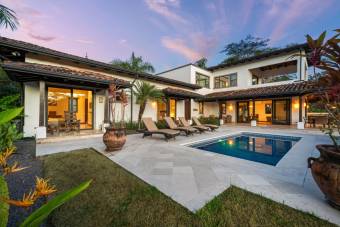 Villa de lujo elegante con vistas al océano y al campo de golf en Hacienda Pinilla