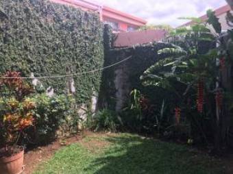 Se vende hermosa casa con patio en bonito resindencial en ulloa heredia 20-169