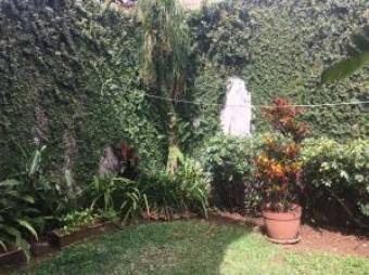 Se vende hermosa casa con patio en bonito resindencial en ulloa heredia 20-169