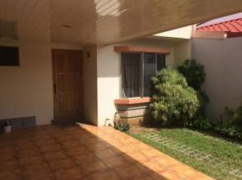 Se vende hermosa casa con patio en bonito resindencial en ulloa heredia 20-169