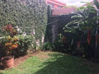 Se vende hermosa casa con patio en bonito resindencial en ulloa heredia 20-169