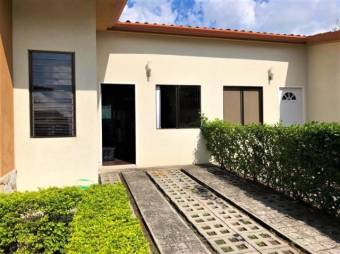 se vende casa con excelente distribucion y patio 19-1290