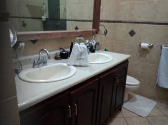 se vende hermosa y amplia casa cerca de mall oxigeno en san francisco de heredia 19-1329