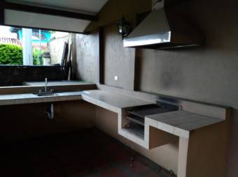 se vende hermosa y amplia casa cerca de mall oxigeno en san francisco de heredia 19-1329