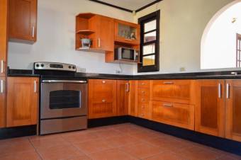 se vende espaciosa casa estilo colonial en san pablo de Heredia 20-505