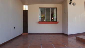 Compre su casa con excelente ubicacion en Alejuela Centro 20-394