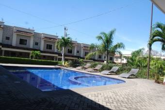 se alquila espaciosa casa con terraza en el centro de Santa Ana 21-1179