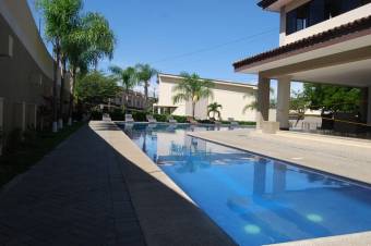 se alquila espaciosa casa con terraza en el centro de Santa Ana 21-1179