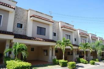 se vende espaciosa casa con terraza en el centro de Santa Ana 21-1178