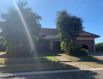 Venta de casa ubicada en Alajuela, La Guácima, Hacienda Los Reyes, Condominio Las Vueltas