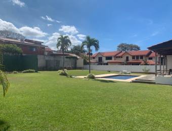 Venta de casa ubicada en  San José, Santa Ana, Condominio Tierra del Sol. Del Restaurante Baccus 200